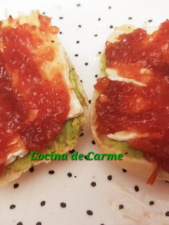 Una foto de Tostas de aguacate, queso brie y mermelada