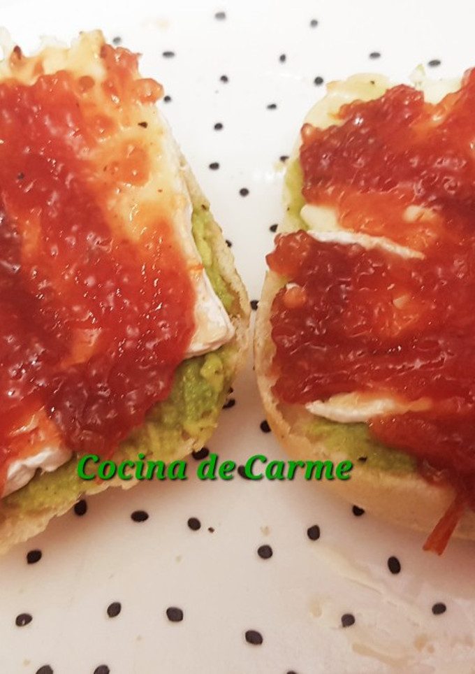 Una foto de Tostas de aguacate, queso brie y mermelada