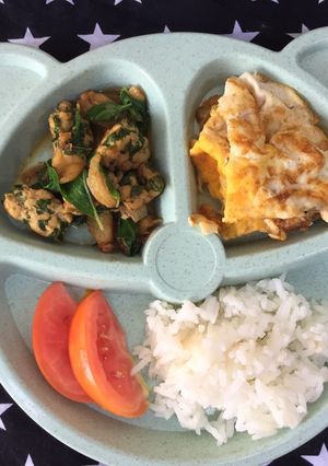 รูปของ กะเพราไก่ไข่ดาว (เมนูเบบี๋)