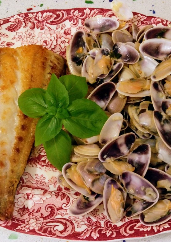 Una foto de Corvina a la plancha y coquinas al ajillo