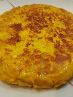 Una foto de Tortilla de patatas con pollo al curry