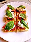 Crostini di Pizza con Patè di Olive Taggiasche Stracciatella Prosciutto Crudo e Basilico