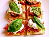 Crostini di Pizza con Patè di Olive Taggiasche Stracciatella Prosciutto Crudo e Basilico