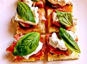 Una foto di crostini olive