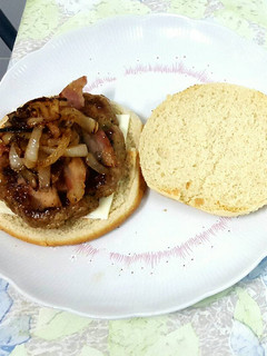 Una foto de Sándwich de hamburguesa y beicon