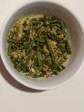 Cous cous con sgombro, fagiolini, uvetta e cipollotto