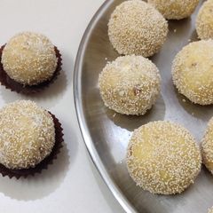 A picture of Instant Coconut Ladoo !!.