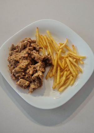 Una foto de Carne de cerdo con salsa de cheddar y miel