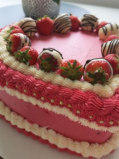 O poză a rețetei Tort ❤️ de ciocolată cu cremă de mascarpone și fructe de pădure.