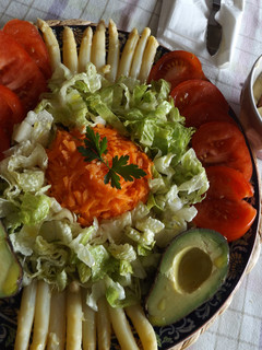 Una foto de Ensalada vitaminas con salsa de albahaca