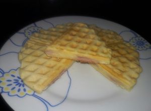 Una foto de Waffles rellenos de jamón y queso