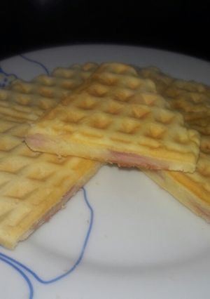 Una foto de Waffles rellenos de jamón y queso