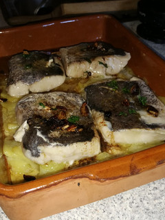 Una foto de Merluza al horno con patatas