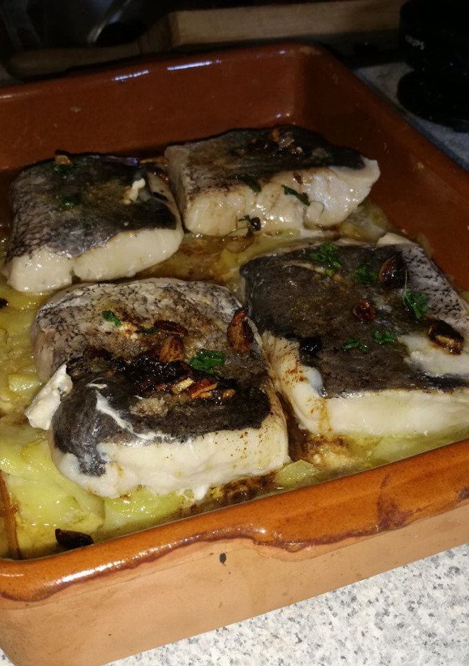 Una foto de Merluza al horno con patatas