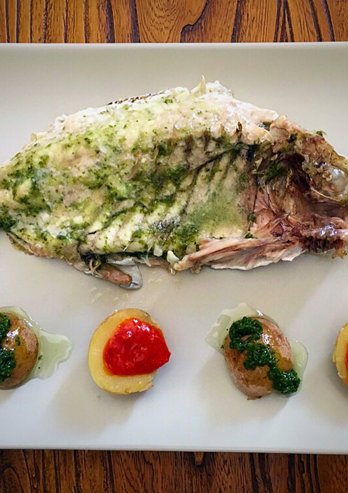 Una foto de Salema a la espalda con mojo verde