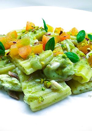 Foto di Paccheri ondulati con branzino e crema di zucchine e basilico