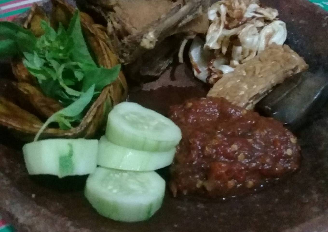 Lalapan bebek goreng