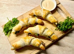 Foto di Mini cornetti farciti con salmone affumicato,frittatina di rucola e pompelmo rosa