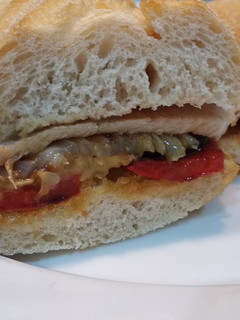 Una foto de Montadito de lomo con verduras