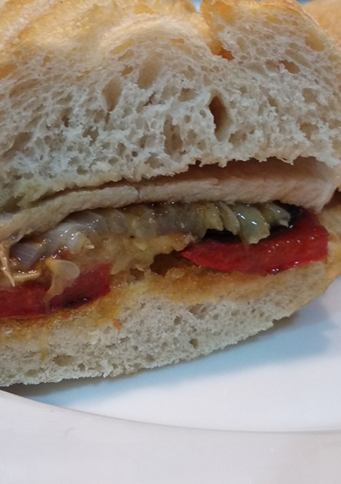 Una foto de Montadito de lomo con verduras