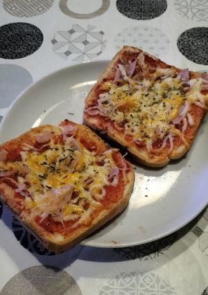Una foto de Pizza jamón York y queso