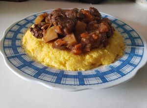 Una foto de 🇮🇹 Spezzatino di vitello con patate e polenta gialla 🇮🇹