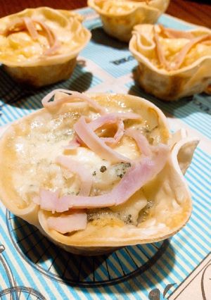 Una foto de Canastitas de cebolla, roquefort y jamón