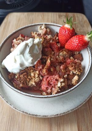 Une photo de Crumble fraises, rhubarbe