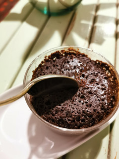 Una foto de Brownie con mantequilla de cacahuate en microondas