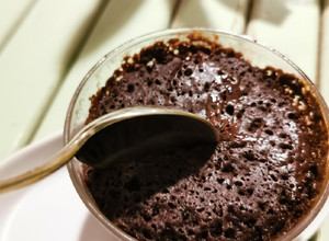 Una foto de Brownie con mantequilla de cacahuate en microondas