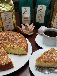 Una foto de Quesadilla de queso, acompañado de café de maíz con ajonjolí o café Bourbon de altura