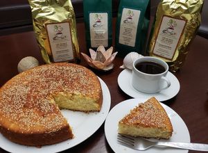 Una foto de Quesadilla de queso, acompañado de café de maíz con ajonjolí o  café Bourbon de altura