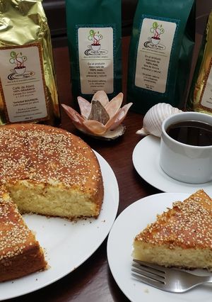 Una foto de Quesadilla de queso, acompañado de café de maíz con ajonjolí o  café Bourbon de altura