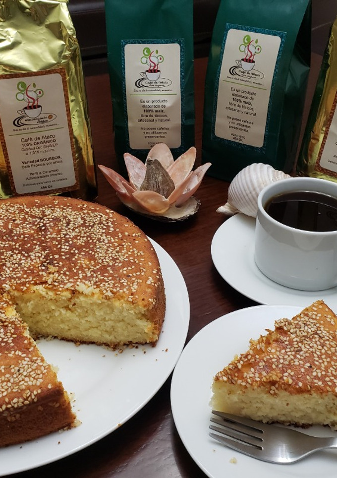 Una foto de Quesadilla de queso, acompañado de café de maíz con ajonjolí o  café Bourbon de altura