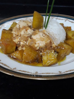 Una foto de Pollo al curry con batatas en Almíbar