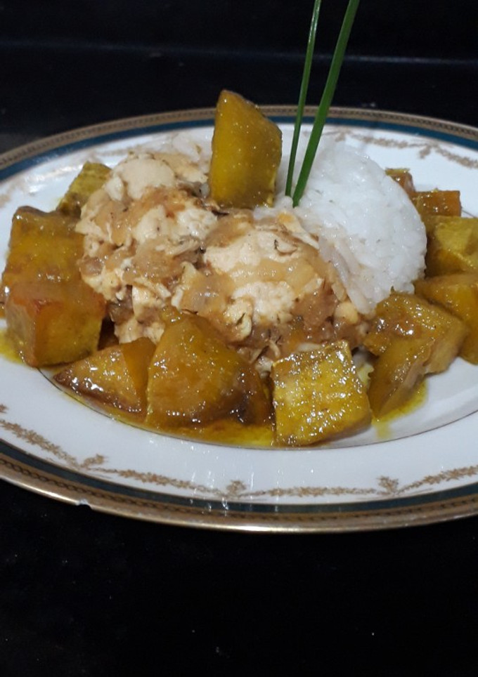 Una foto de Pollo al curry con batatas en Almíbar