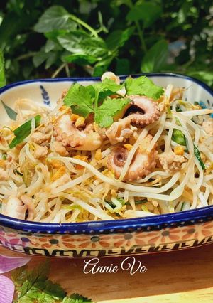 Hình của món Bạch tuộc và thịt xay xào giá.