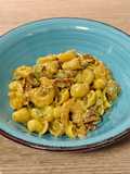 Wok de pasta corta con tomates secos, champiñón y langostinos al curry
