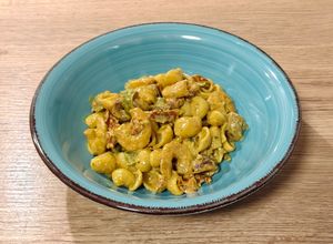 Foto principal de Wok de pasta corta con tomates secos, champiñón y langostinos al curry