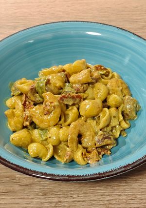 Foto principal de Wok de pasta corta con tomates secos, champiñón y langostinos al curry