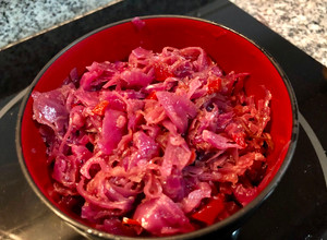 Una foto de Repollo morado guisado sabor chucrut