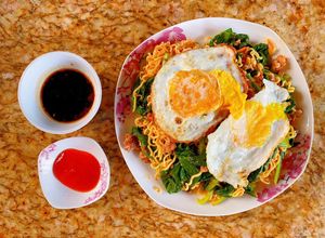 Hình của món Mì trộn thịt heo bằm, trứng ốp la.