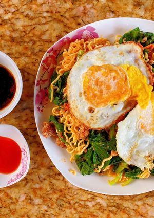 Hình của món Mì trộn thịt heo bằm, trứng ốp la.