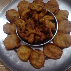 A picture of Aloo and pyaz pakora.