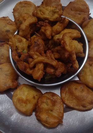A picture of Aloo and pyaz pakora.