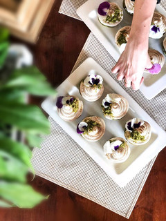 Una foto de Cupcakes de Matcha con maracuyá y merengue italiano tostado