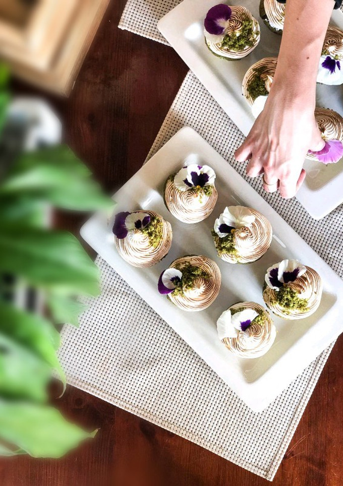 Una foto de Cupcakes de Matcha con maracuyá y merengue italiano tostado