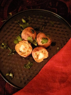 சிக்கன் சீஸ் பந்துகள்(Chicken cheese balls snack recipe in tamil) செய்முறை முக்கிய புகைப்படம்