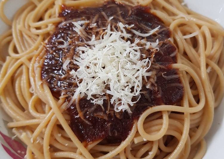 Salsa para pasta con Bovril, pasta de tomate y malta