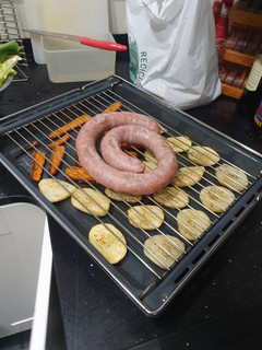 Una foto de Butifarra al horno con patatas y zanahoria